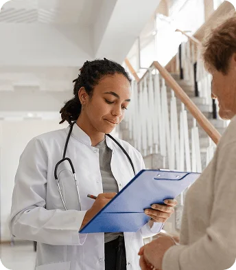 Profissional de planos de saúde atendendo pacientes