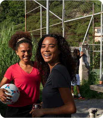 Pessoas praticando esportes ao ar livre
